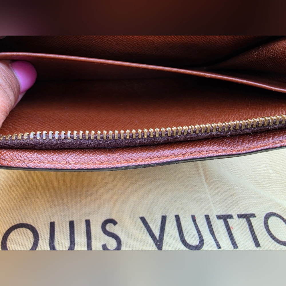 Louis Vuitton Monogram Zip Around Wallet Monogram Canvas. Date Code TH0065 - Picture 15 of 17